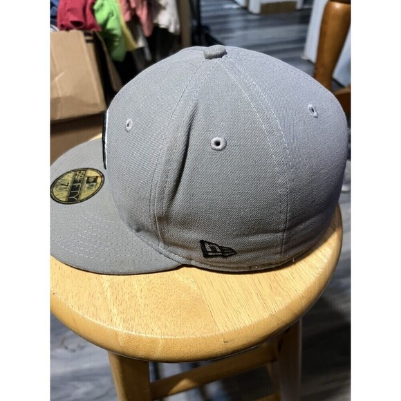 Boston Red Sox Gray Breast Cancer Awareness Fitted 7 1/2 Hat - Picture 2 of 6